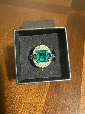 Emerald Green Square-Cut Cocktail Ring SZ. 9